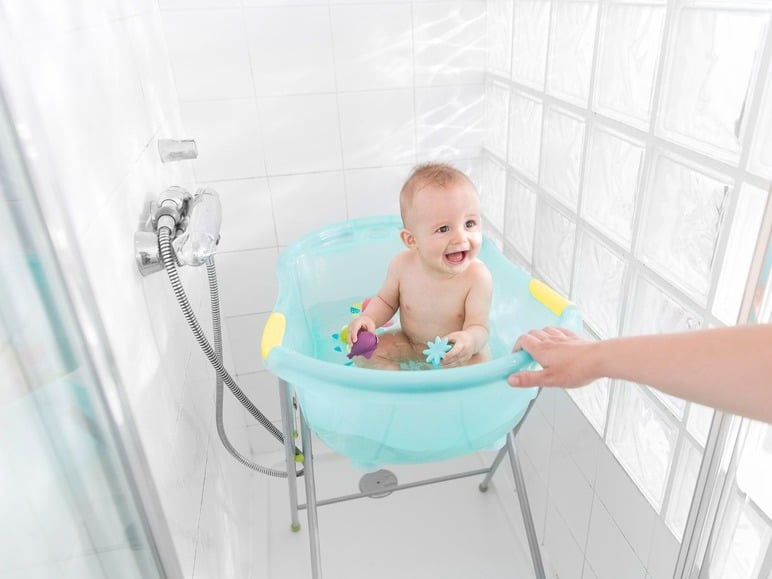 Baignoire bébé en voyage et autres solutions pour son bain